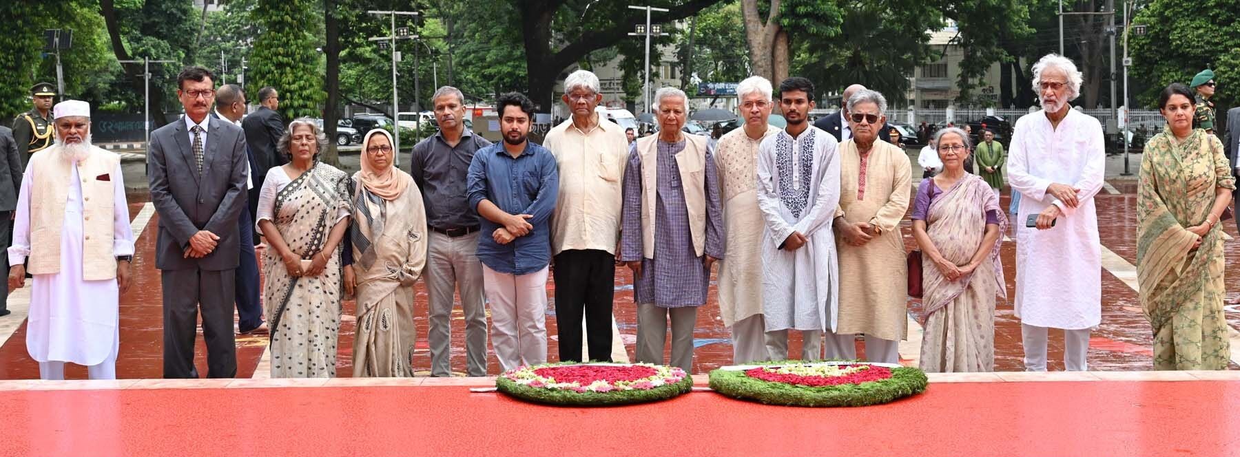  মাননীয় প্রধান উপদেষ্টা ড. মুহাম্মদ ইউনূস উপদেষ্টাদের সাথে নিয়ে ঢাকায় কেন্দ্রীয় শহিদ মিনারে পুস্পস্তবক অর্পণ করে ৫২&#039;র ভাষা শহিদদের প্রতি শ্রদ্ধা নিবেদন শেষে এক মিনিট নিরবতা পালন করেন।